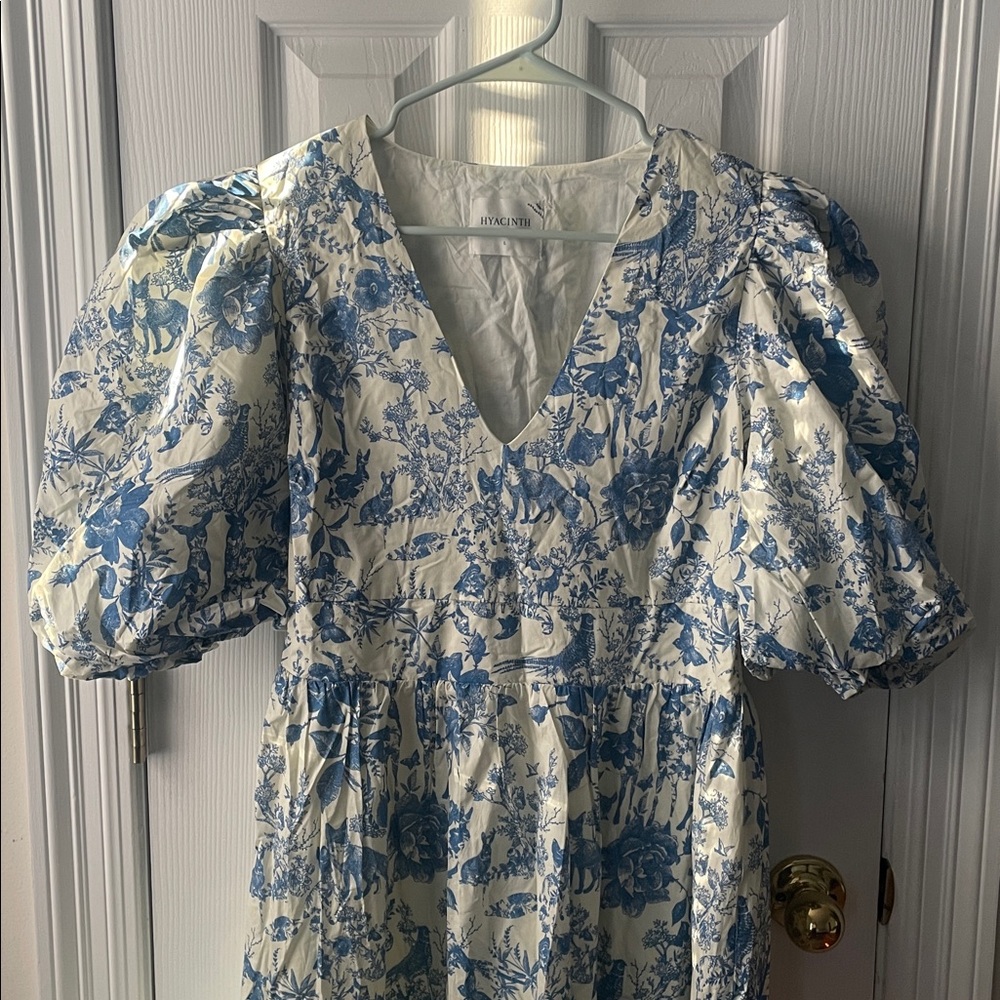 Tuckernuck Blue and White Floral Puff-Sleeve Midi Dress with V-Neck - Picture 6 of 16